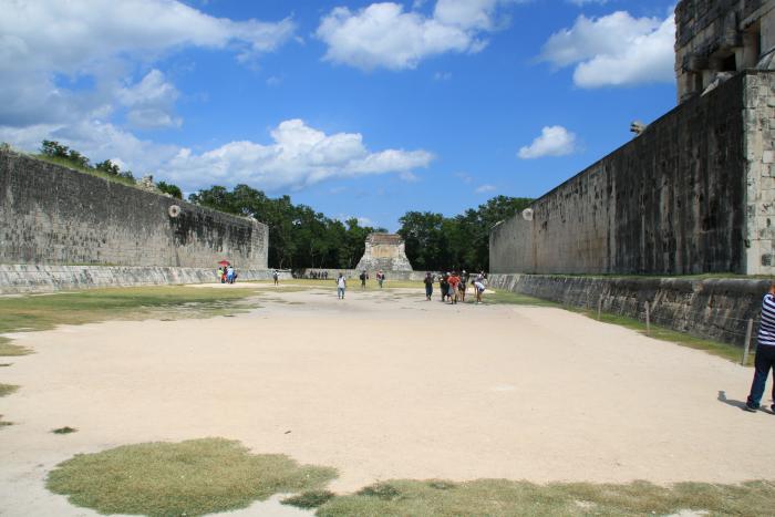 Flores de lótus na quadra de bola de Chichen Itza