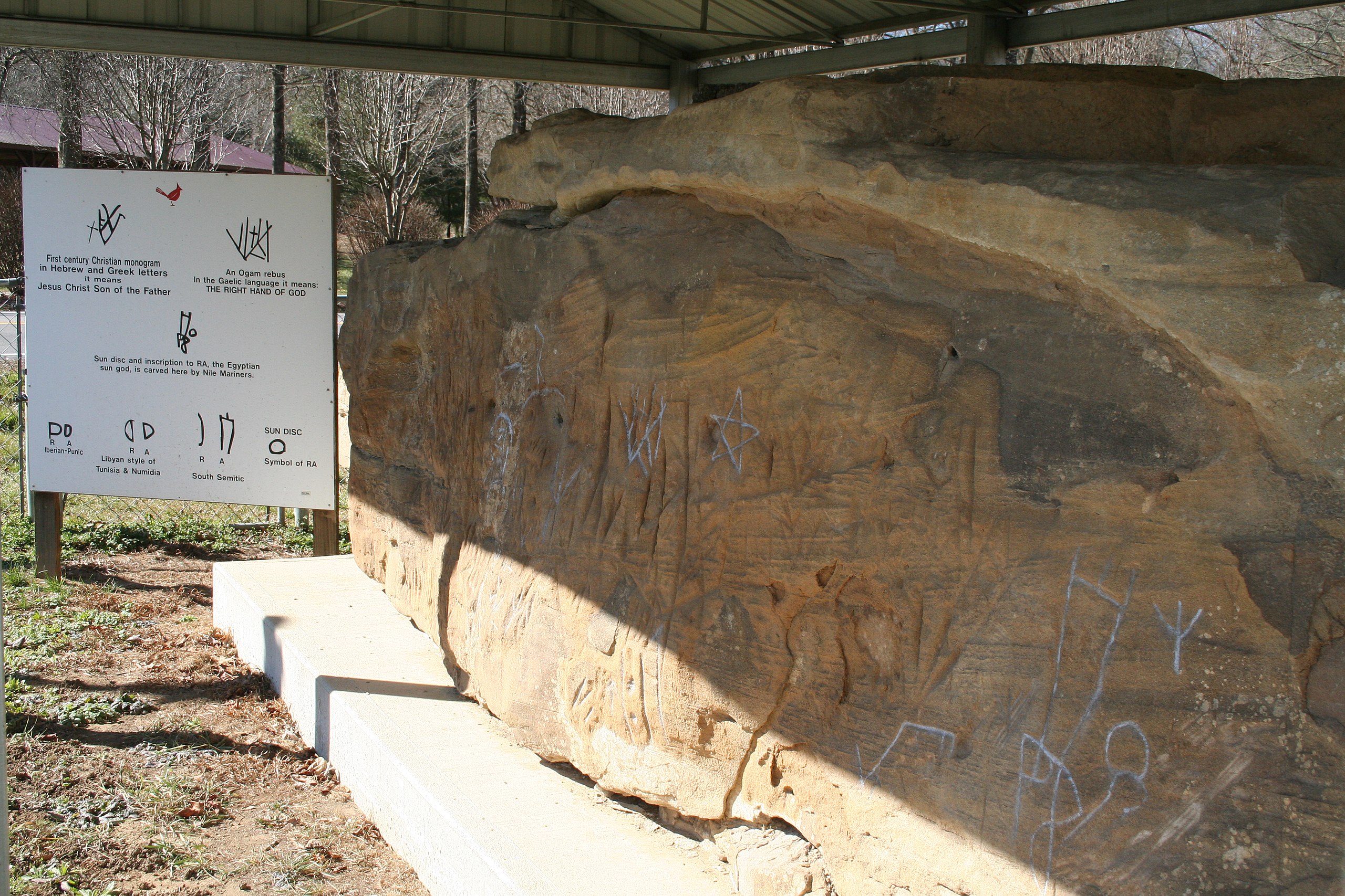 Piedra de petroglifo de pájaro rojo